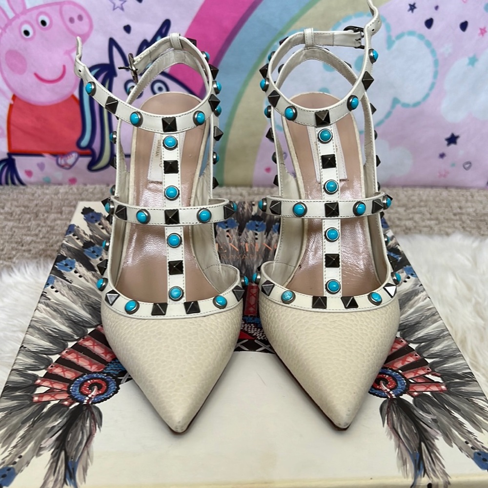 Beautiful Valentino Rockstud Off White Pumps with silver and blue hardware.
